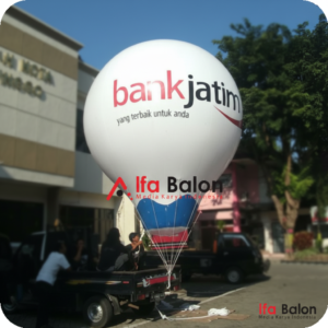 Balon Promosi Rest Area 43 Balon promosi rest area berukuran besar dengan desain custom logo brand terpasang di area parkir jalan tol untuk menarik perhatian pengunjung dan pengendara.