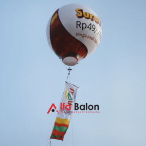 Balon Promosi Rest Area 7 Balon promosi rest area berukuran besar dengan desain custom logo brand terpasang di area parkir jalan tol untuk menarik perhatian pengunjung dan pengendara.