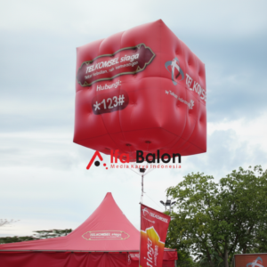 Balon Promosi Rest Area 8 Balon promosi rest area berukuran besar dengan desain custom logo brand terpasang di area parkir jalan tol untuk menarik perhatian pengunjung dan pengendara.