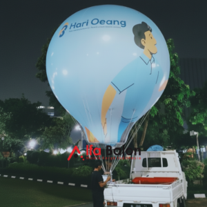 Balon Promosi Rest Area 3 Balon promosi rest area berukuran besar dengan desain custom logo brand terpasang di area parkir jalan tol untuk menarik perhatian pengunjung dan pengendara.