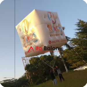 Balon Promosi Rest Area 9 Balon promosi rest area berukuran besar dengan desain custom logo brand terpasang di area parkir jalan tol untuk menarik perhatian pengunjung dan pengendara.