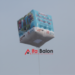 Balon Promosi Rest Area 10 Balon promosi rest area berukuran besar dengan desain custom logo brand terpasang di area parkir jalan tol untuk menarik perhatian pengunjung dan pengendara.