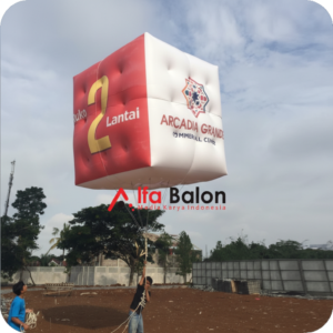 Balon Promosi Rest Area 12 Balon promosi rest area berukuran besar dengan desain custom logo brand terpasang di area parkir jalan tol untuk menarik perhatian pengunjung dan pengendara.