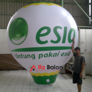 Balon Promosi Rest Area 13 Balon promosi rest area berukuran besar dengan desain custom logo brand terpasang di area parkir jalan tol untuk menarik perhatian pengunjung dan pengendara.