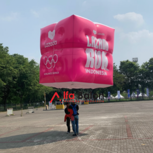 Balon Promosi Rest Area 14 Balon promosi rest area berukuran besar dengan desain custom logo brand terpasang di area parkir jalan tol untuk menarik perhatian pengunjung dan pengendara.