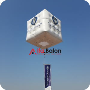 Balon Promosi Rest Area 16 Balon promosi rest area berukuran besar dengan desain custom logo brand terpasang di area parkir jalan tol untuk menarik perhatian pengunjung dan pengendara.