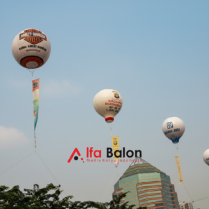 Balon Promosi Rest Area 17 Balon promosi rest area berukuran besar dengan desain custom logo brand terpasang di area parkir jalan tol untuk menarik perhatian pengunjung dan pengendara.