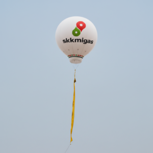 Balon Promosi Rest Area 4 Balon promosi rest area berukuran besar dengan desain custom logo brand terpasang di area parkir jalan tol untuk menarik perhatian pengunjung dan pengendara.