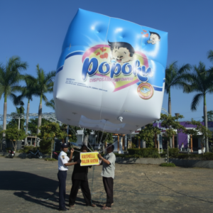 Balon Promosi Rest Area 18 Balon promosi rest area berukuran besar dengan desain custom logo brand terpasang di area parkir jalan tol untuk menarik perhatian pengunjung dan pengendara.