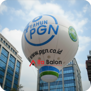 Balon Promosi Rest Area 19 Balon promosi rest area berukuran besar dengan desain custom logo brand terpasang di area parkir jalan tol untuk menarik perhatian pengunjung dan pengendara.