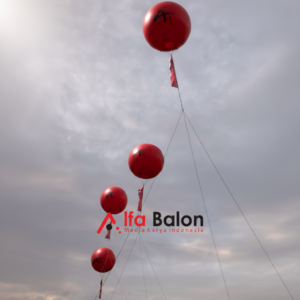 Balon Promosi Rest Area 20 Balon promosi rest area berukuran besar dengan desain custom logo brand terpasang di area parkir jalan tol untuk menarik perhatian pengunjung dan pengendara.