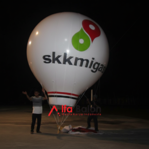 Balon Promosi Rest Area 21 Balon promosi rest area berukuran besar dengan desain custom logo brand terpasang di area parkir jalan tol untuk menarik perhatian pengunjung dan pengendara.