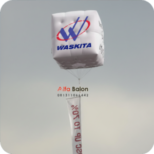 Balon Promosi Rest Area 22 Balon promosi rest area berukuran besar dengan desain custom logo brand terpasang di area parkir jalan tol untuk menarik perhatian pengunjung dan pengendara.