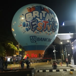 Balon Promosi Rest Area 24 Balon promosi rest area berukuran besar dengan desain custom logo brand terpasang di area parkir jalan tol untuk menarik perhatian pengunjung dan pengendara.