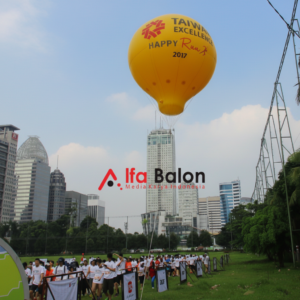 Balon Promosi Rest Area 25 Balon promosi rest area berukuran besar dengan desain custom logo brand terpasang di area parkir jalan tol untuk menarik perhatian pengunjung dan pengendara.