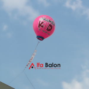 Balon Promosi Rest Area 6 Balon promosi rest area berukuran besar dengan desain custom logo brand terpasang di area parkir jalan tol untuk menarik perhatian pengunjung dan pengendara.