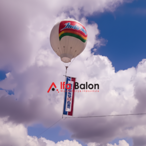 Balon Promosi Rest Area 27 Balon promosi rest area berukuran besar dengan desain custom logo brand terpasang di area parkir jalan tol untuk menarik perhatian pengunjung dan pengendara.