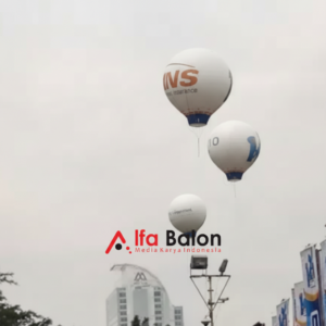 Balon Promosi Rest Area 34 Balon promosi rest area berukuran besar dengan desain custom logo brand terpasang di area parkir jalan tol untuk menarik perhatian pengunjung dan pengendara.