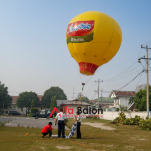 Balon Promosi Rest Area 35 Balon promosi rest area berukuran besar dengan desain custom logo brand terpasang di area parkir jalan tol untuk menarik perhatian pengunjung dan pengendara.