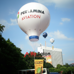 Balon Promosi Rest Area 36 Balon promosi rest area berukuran besar dengan desain custom logo brand terpasang di area parkir jalan tol untuk menarik perhatian pengunjung dan pengendara.