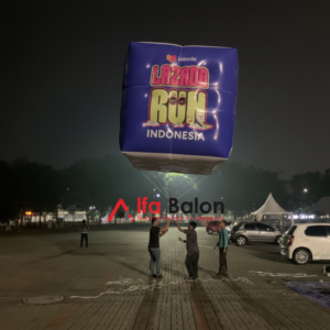 Balon Promosi Rest Area 40 Balon promosi rest area berukuran besar dengan desain custom logo brand terpasang di area parkir jalan tol untuk menarik perhatian pengunjung dan pengendara.
