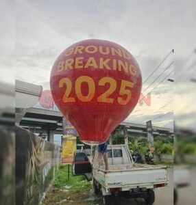 Balon Promosi Rest Area 44 Balon promosi rest area berukuran besar dengan desain custom logo brand terpasang di area parkir jalan tol untuk menarik perhatian pengunjung dan pengendara.